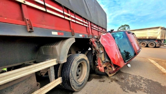 Sandero é esmagado por duas carretas; veja vídeo