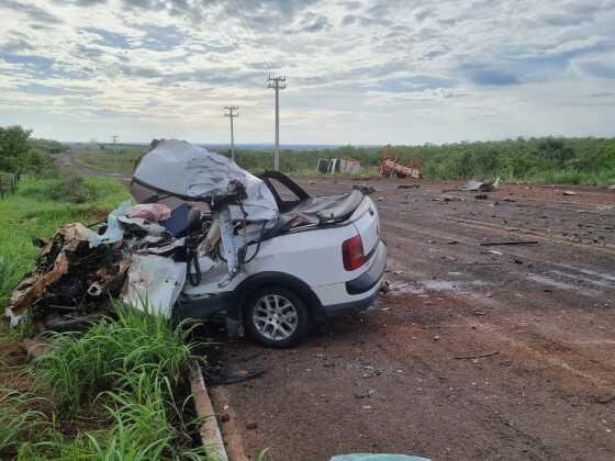 Motorista morre após bater de frente com carreta